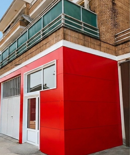 Fachada Panel Rojo · Torrelavega